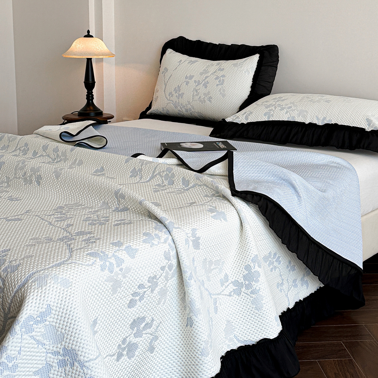 91家纺网 家纺一手货源 找家纺 （总）蓝邻家纺 2026新款PE提花凉席轻奢真丝绉花边款系列