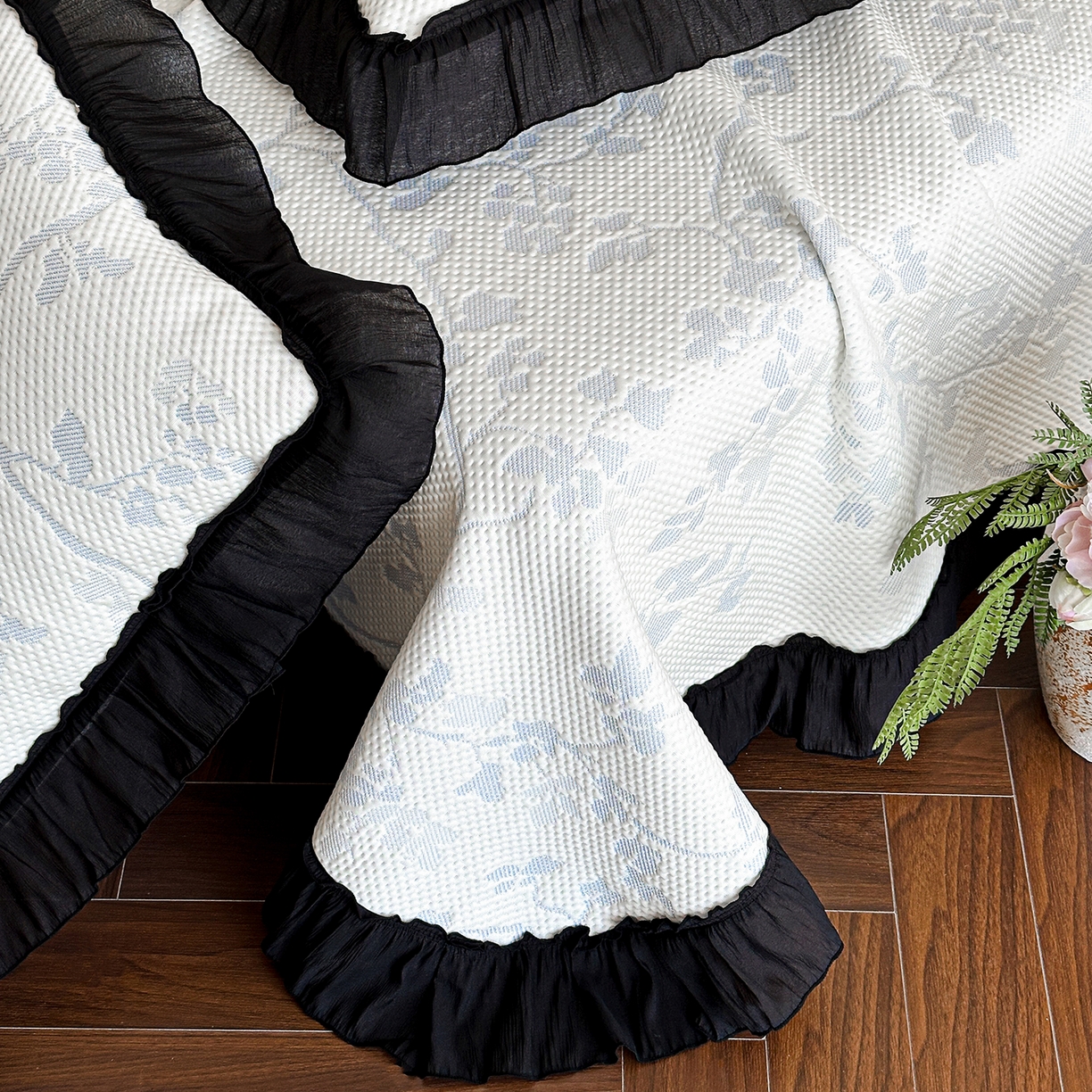 91家纺网 家纺一手货源 找家纺 （总）蓝邻家纺 2026新款PE提花凉席轻奢真丝绉花边款系列