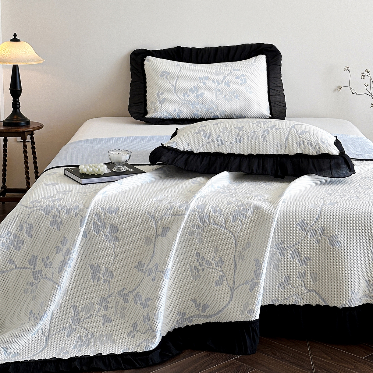 91家纺网 家纺一手货源 找家纺 （总）蓝邻家纺 2026新款PE提花凉席轻奢真丝绉花边款系列