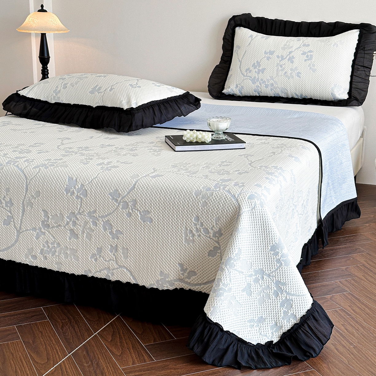 91家纺网 家纺一手货源 找家纺 （总）蓝邻家纺 2026新款PE提花凉席轻奢真丝绉花边款系列