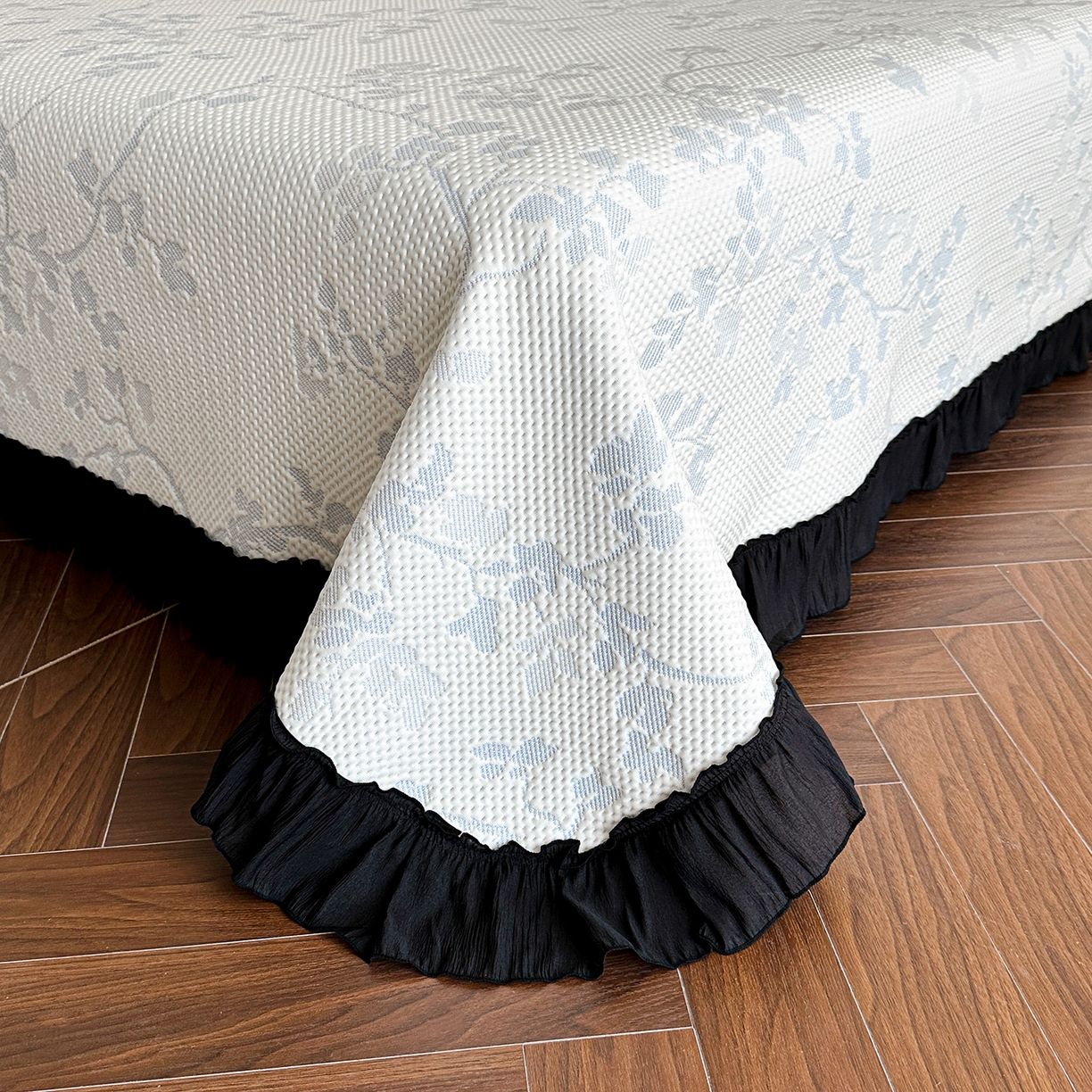 91家纺网 家纺一手货源 找家纺 （总）蓝邻家纺 2026新款PE提花凉席轻奢真丝绉花边款系列