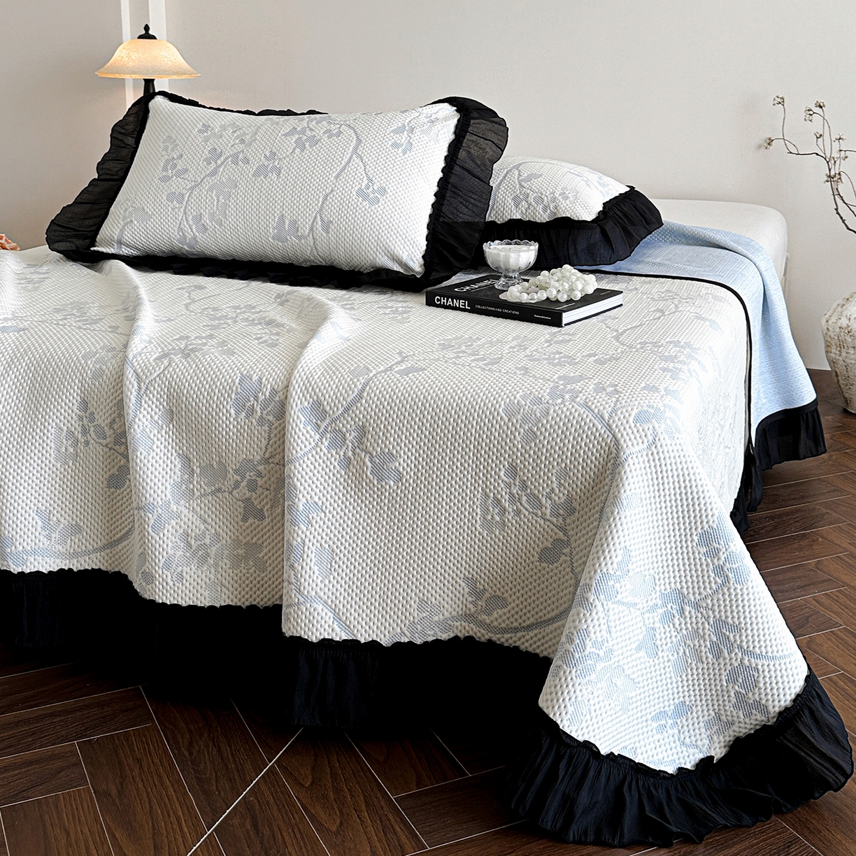 91家纺网 家纺一手货源 找家纺 （总）蓝邻家纺 2026新款PE提花凉席轻奢真丝绉花边款系列