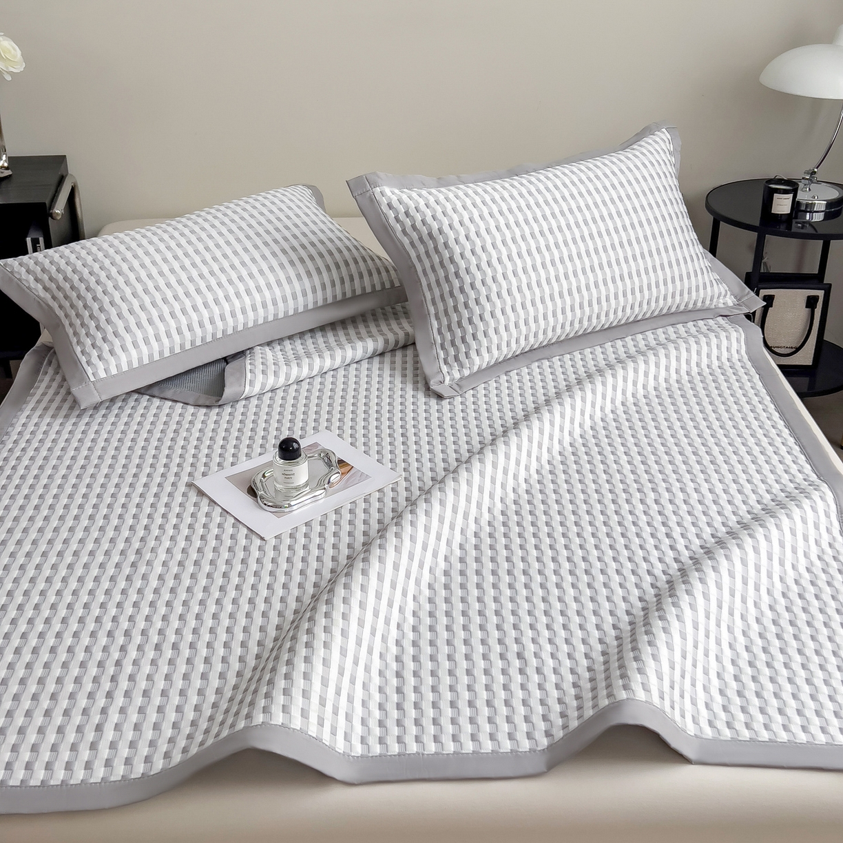 91家纺网 家纺一手货源 找家纺 摩妮卡 2026新款PE高分子凉感值过0.25格子豆豆软席三件套冰丝席-床席款 格韵-白灰