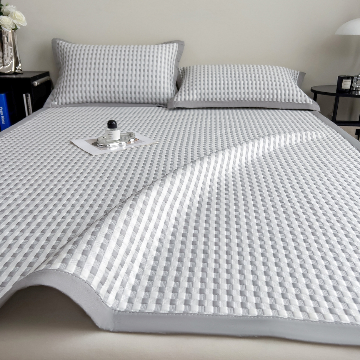 91家纺网 家纺一手货源 找家纺 摩妮卡 2026新款PE高分子凉感值过0.25格子豆豆软席三件套冰丝席-床席款 格韵-白灰