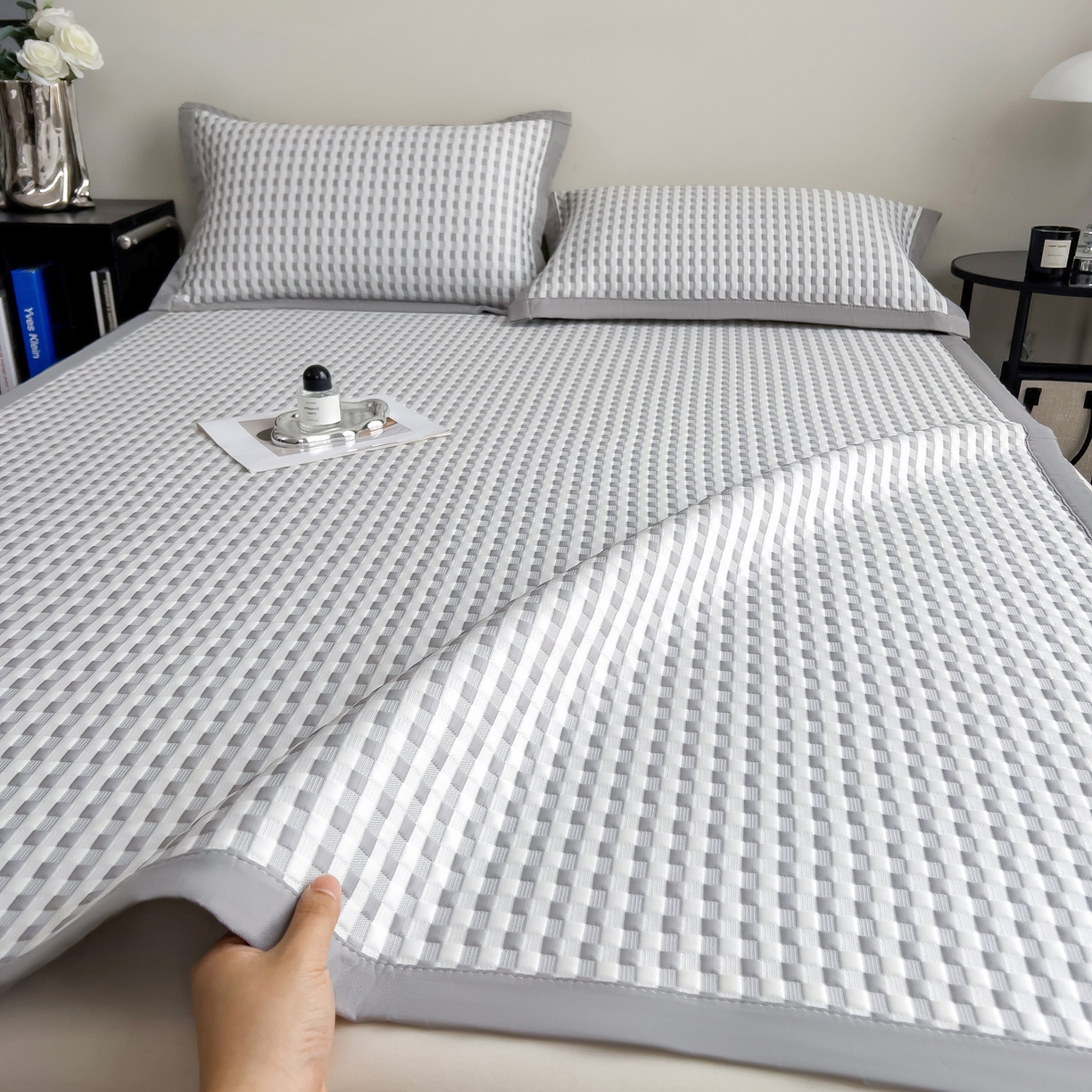 91家纺网 家纺一手货源 找家纺 摩妮卡 2026新款PE高分子凉感值过0.25格子豆豆软席三件套冰丝席-床席款 格韵-白灰