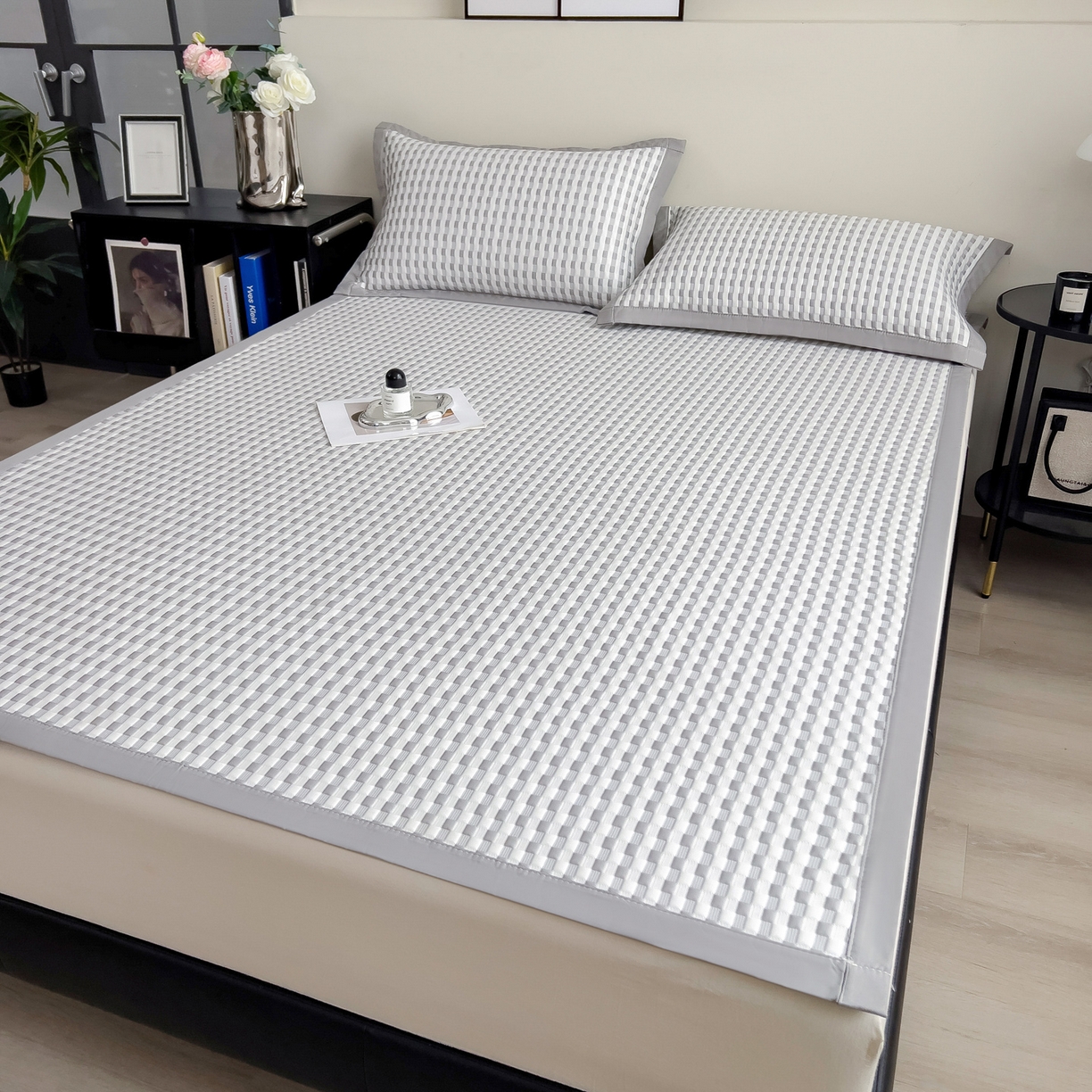 91家纺网 家纺一手货源 找家纺 摩妮卡 2026新款PE高分子凉感值过0.25格子豆豆软席三件套冰丝席-床席款 格韵-白灰