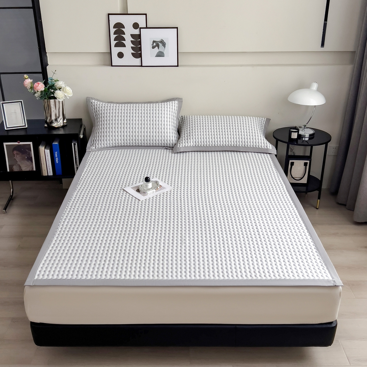 91家纺网 家纺一手货源 找家纺 摩妮卡 2026新款PE高分子凉感值过0.25格子豆豆软席三件套冰丝席-床席款 格韵-白灰