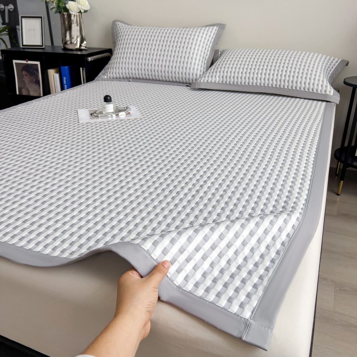 91家纺网 家纺一手货源 找家纺 摩妮卡 2026新款PE高分子凉感值过0.25格子豆豆软席三件套冰丝席-床席款 格韵-白灰