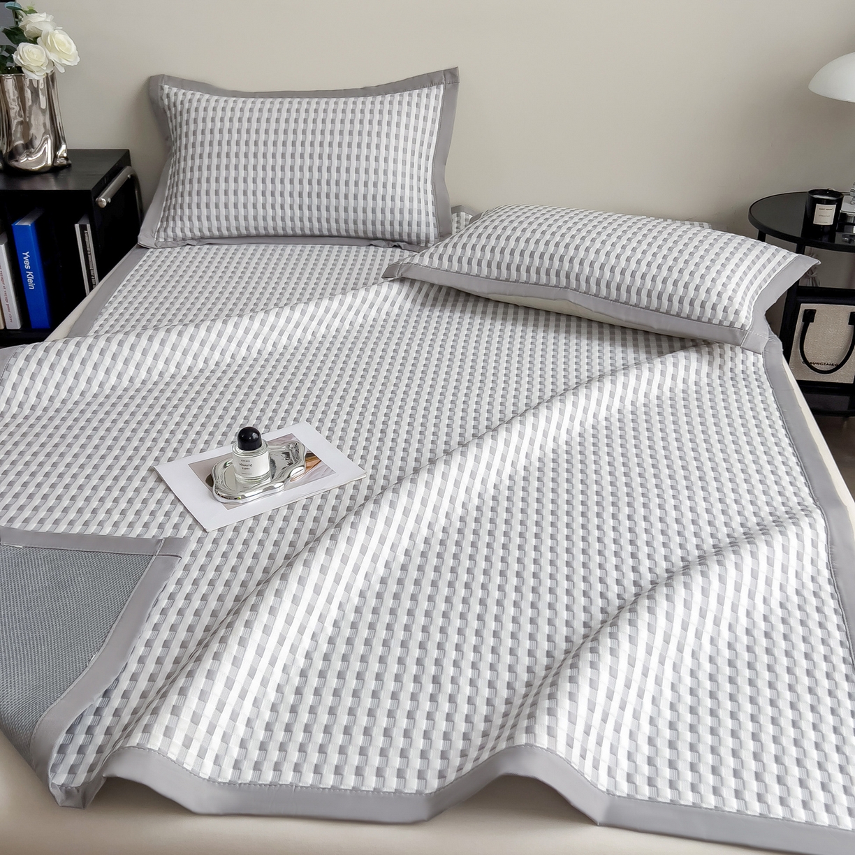 91家纺网 家纺一手货源 找家纺 摩妮卡 2026新款PE高分子凉感值过0.25格子豆豆软席三件套冰丝席-床席款 格韵-白灰