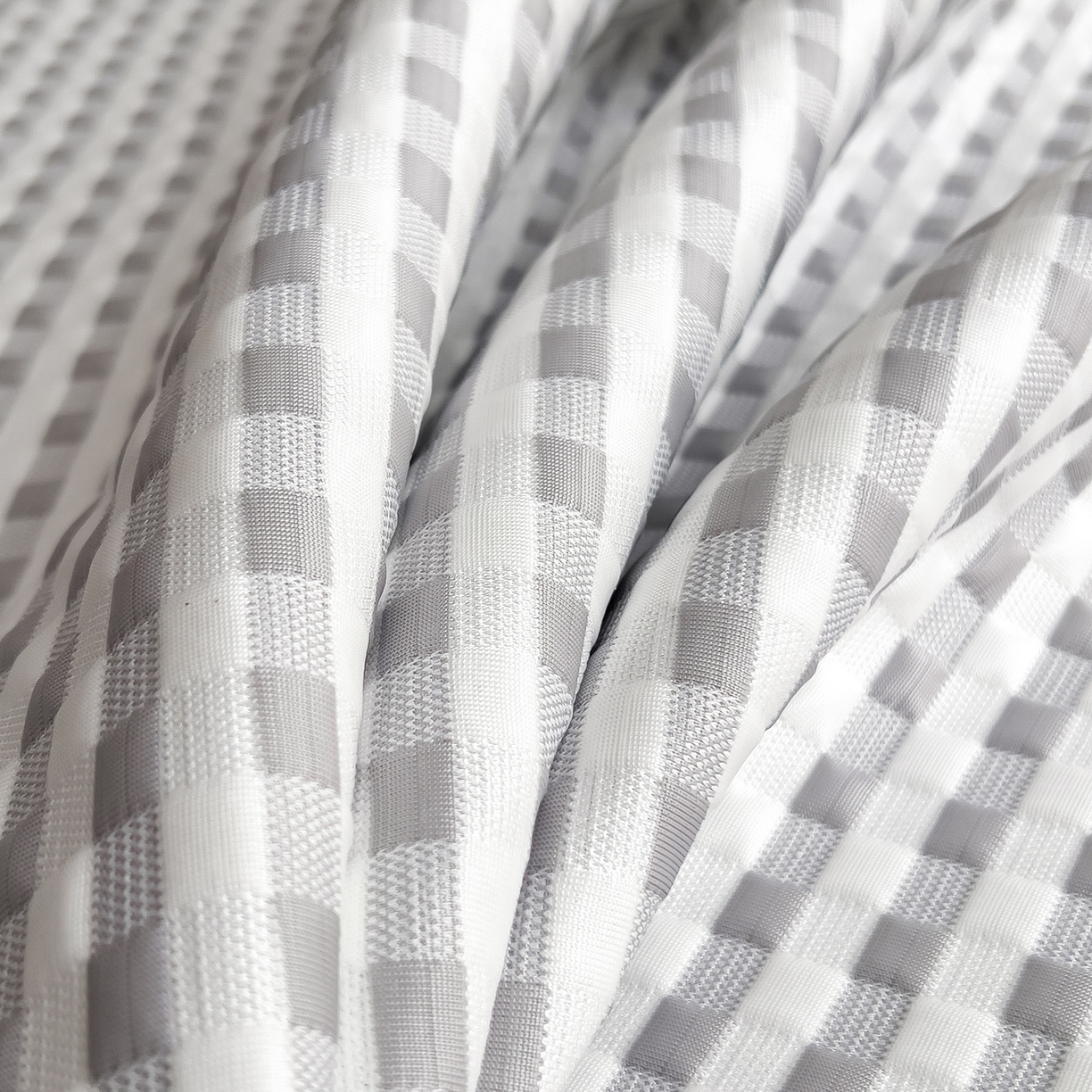 91家纺网 家纺一手货源 找家纺 摩妮卡 2026新款PE高分子凉感值过0.25格子豆豆软席三件套冰丝席-床席款 格韵-白灰