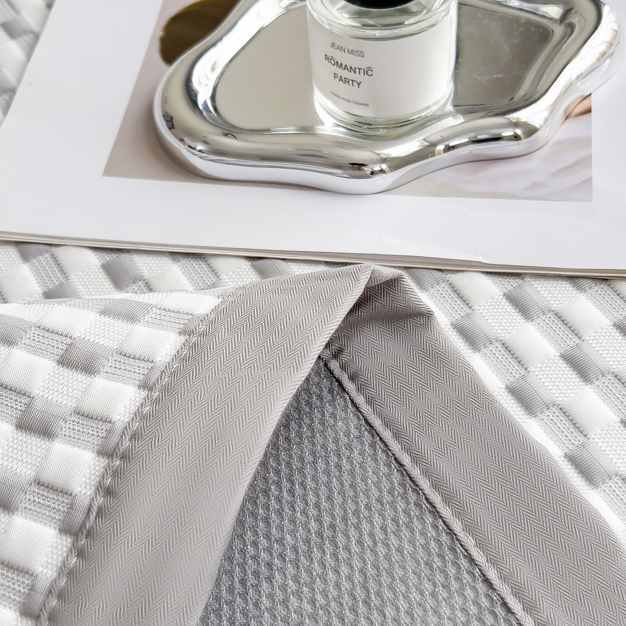 91家纺网 家纺一手货源 找家纺 摩妮卡 2026新款PE高分子凉感值过0.25格子豆豆软席三件套冰丝席-床席款 格韵-白灰