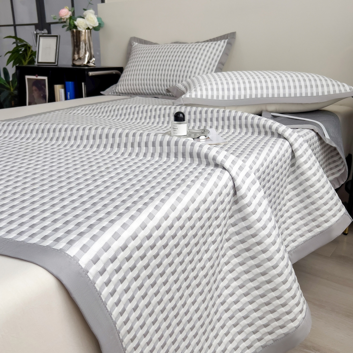 91家纺网 家纺一手货源 找家纺 摩妮卡 2026新款PE高分子凉感值过0.25格子豆豆软席三件套冰丝席-床席款 格韵-白灰