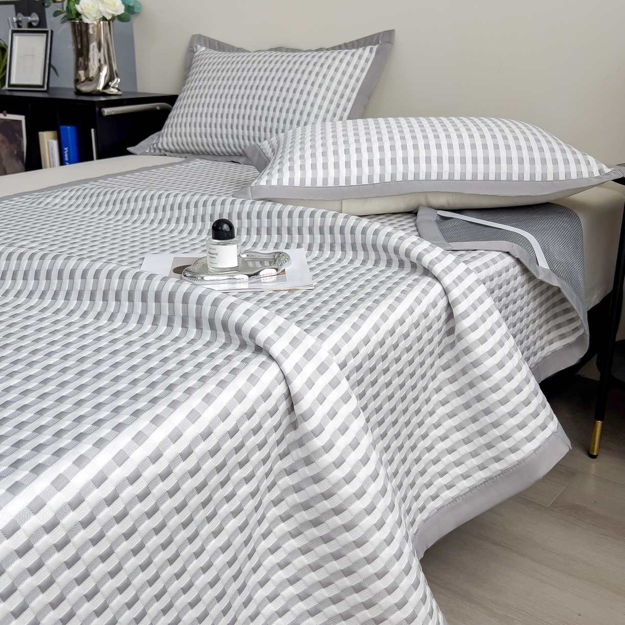 91家纺网 家纺一手货源 找家纺 摩妮卡 2026新款PE高分子凉感值过0.25格子豆豆软席三件套冰丝席-床席款 格韵-白灰