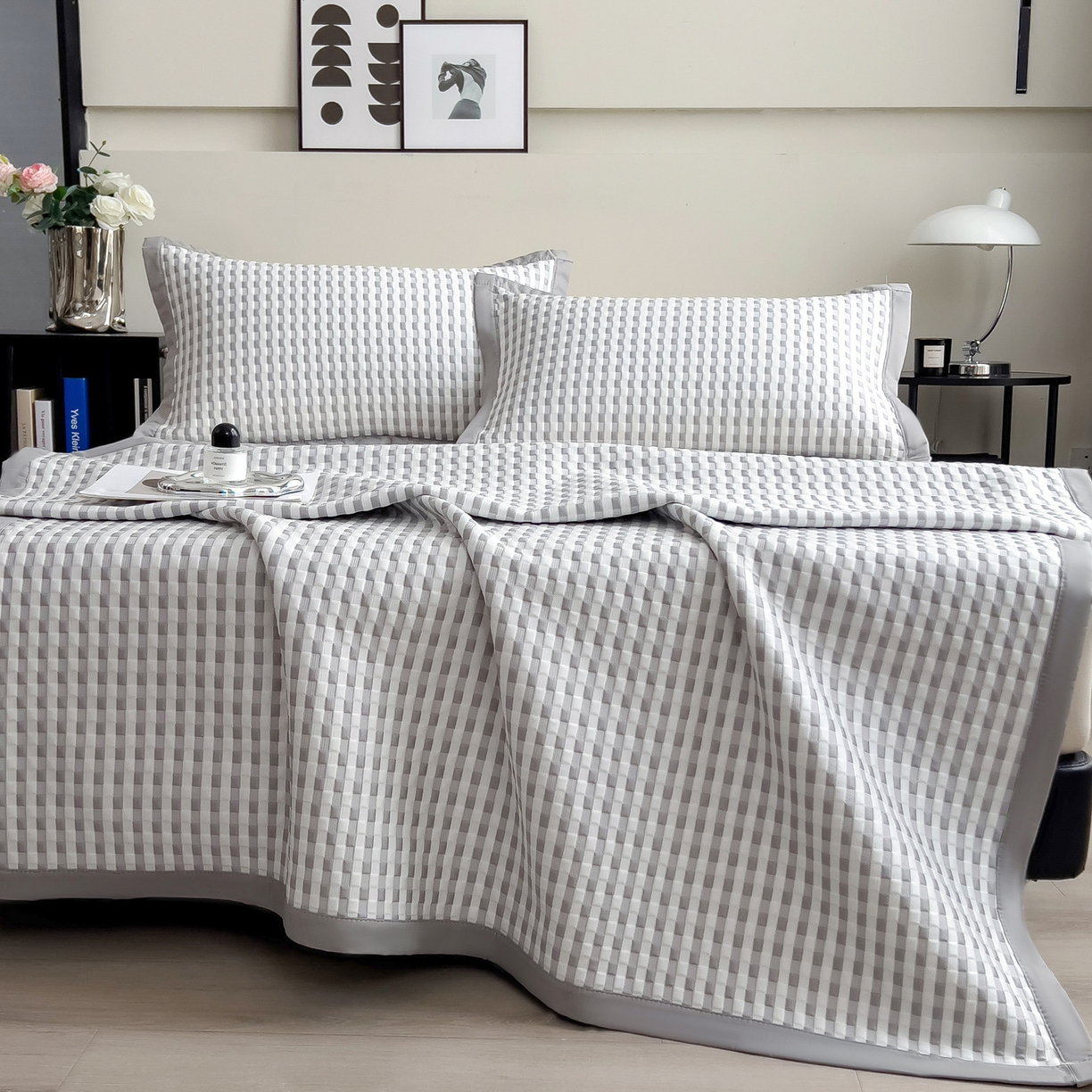 91家纺网 家纺一手货源 找家纺 摩妮卡 2026新款PE高分子凉感值过0.25格子豆豆软席三件套冰丝席-床席款 格韵-白灰