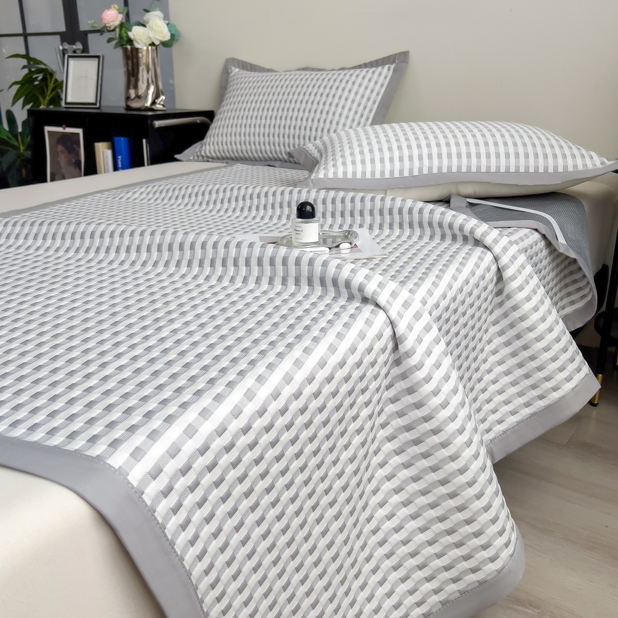 91家纺网 家纺一手货源 找家纺 摩妮卡 2026新款PE高分子凉感值过0.25格子豆豆软席三件套冰丝席-床席款 格韵-白灰