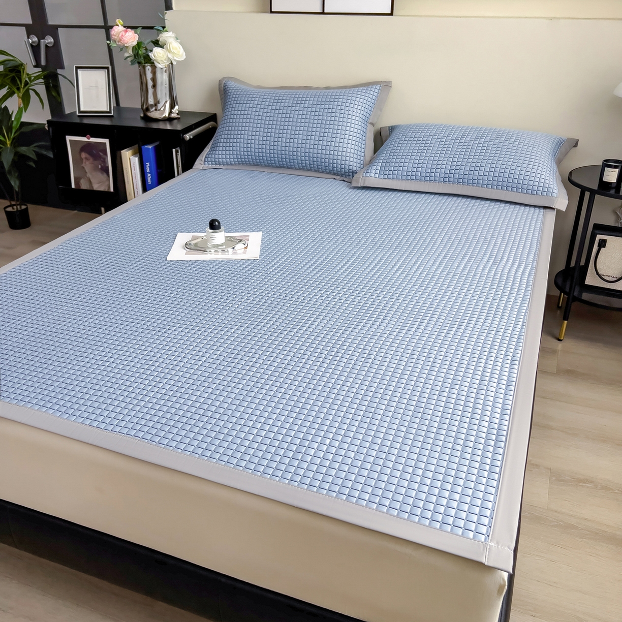 91家纺网 家纺一手货源 找家纺 摩妮卡 2026新款PE高分子凉感值过0.25格子豆豆软席三件套冰丝席-床席款 序格-浅蓝