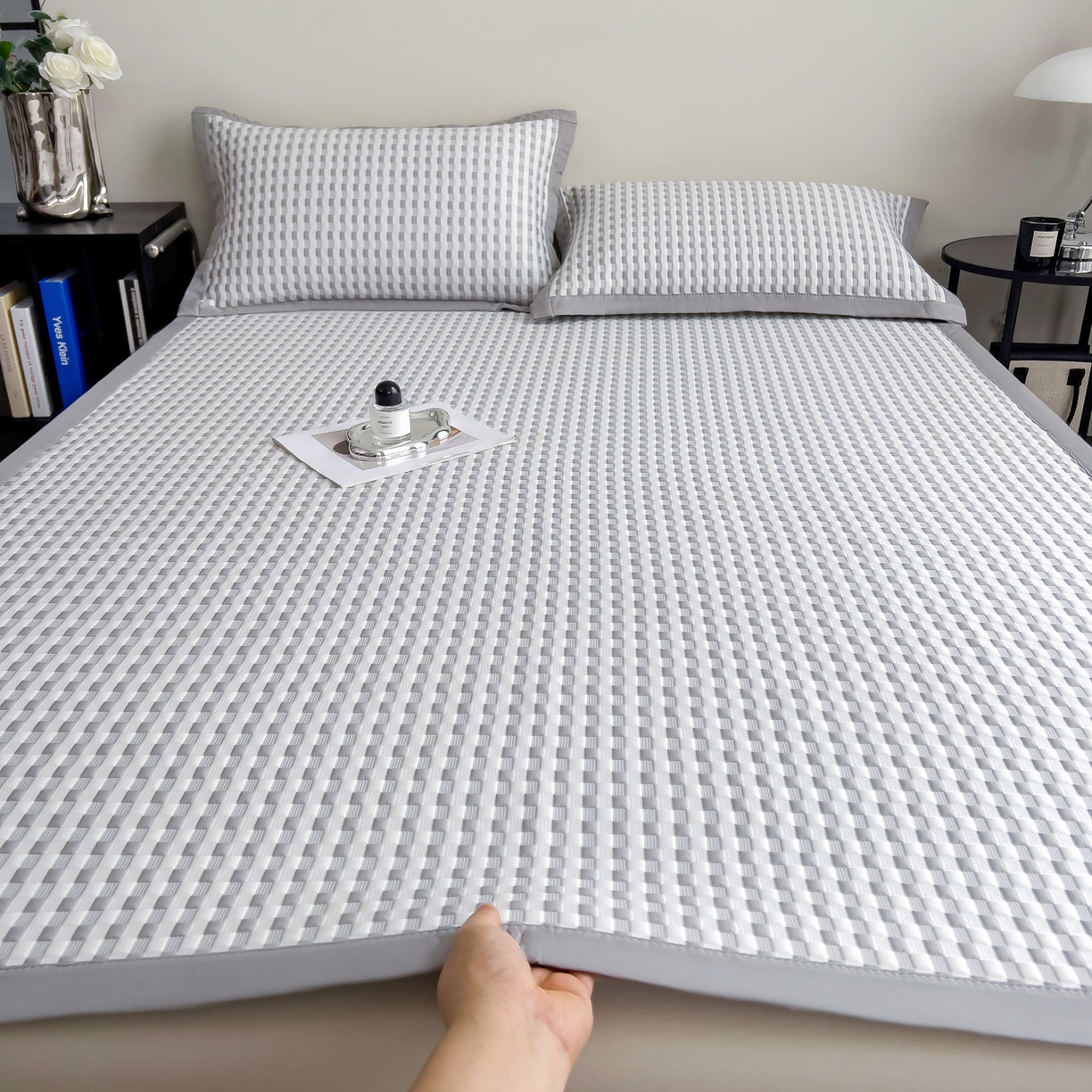 91家纺网 家纺一手货源 找家纺 摩妮卡 2026新款PE高分子凉感值过0.25格子豆豆软席三件套冰丝席-床席款 格韵-白灰