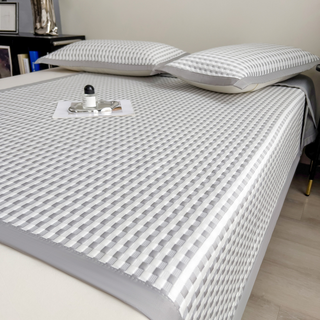 91家纺网 家纺一手货源 找家纺 摩妮卡 2026新款PE高分子凉感值过0.25格子豆豆软席三件套冰丝席-床席款 格韵-白灰