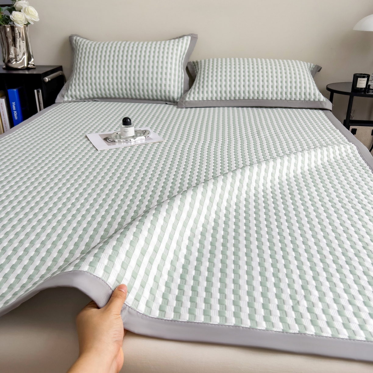 91家纺网 家纺一手货源 找家纺 摩妮卡 2026新款PE高分子凉感值过0.25格子豆豆软席三件套冰丝席-床席款 格韵-白绿