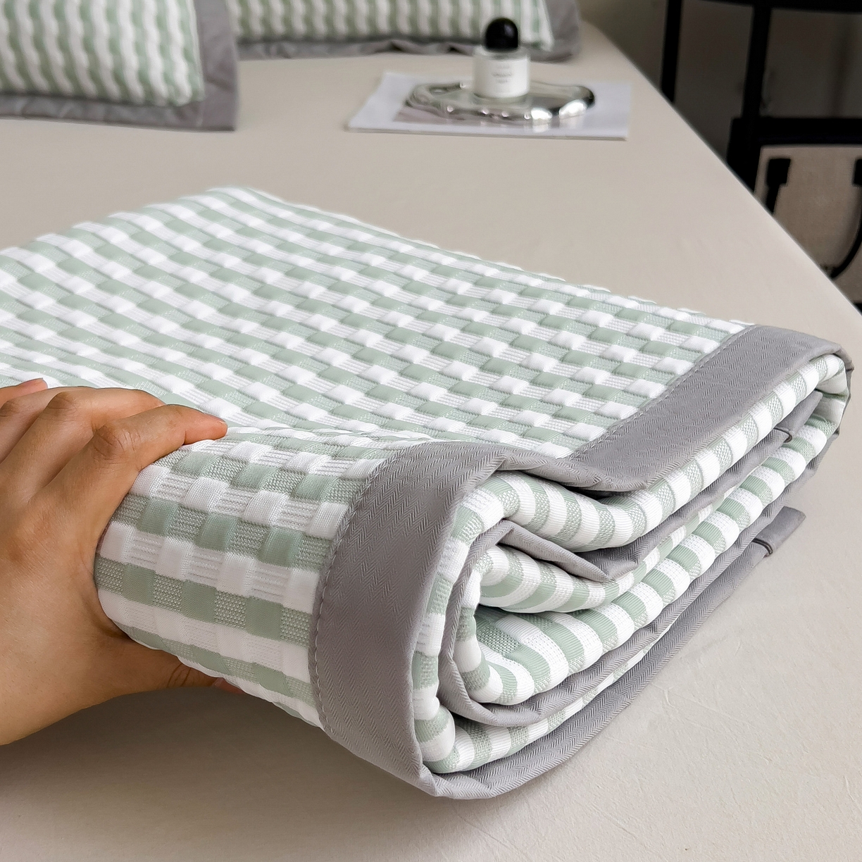 91家纺网 家纺一手货源 找家纺 摩妮卡 2026新款PE高分子凉感值过0.25格子豆豆软席三件套冰丝席-床席款 格韵-白绿