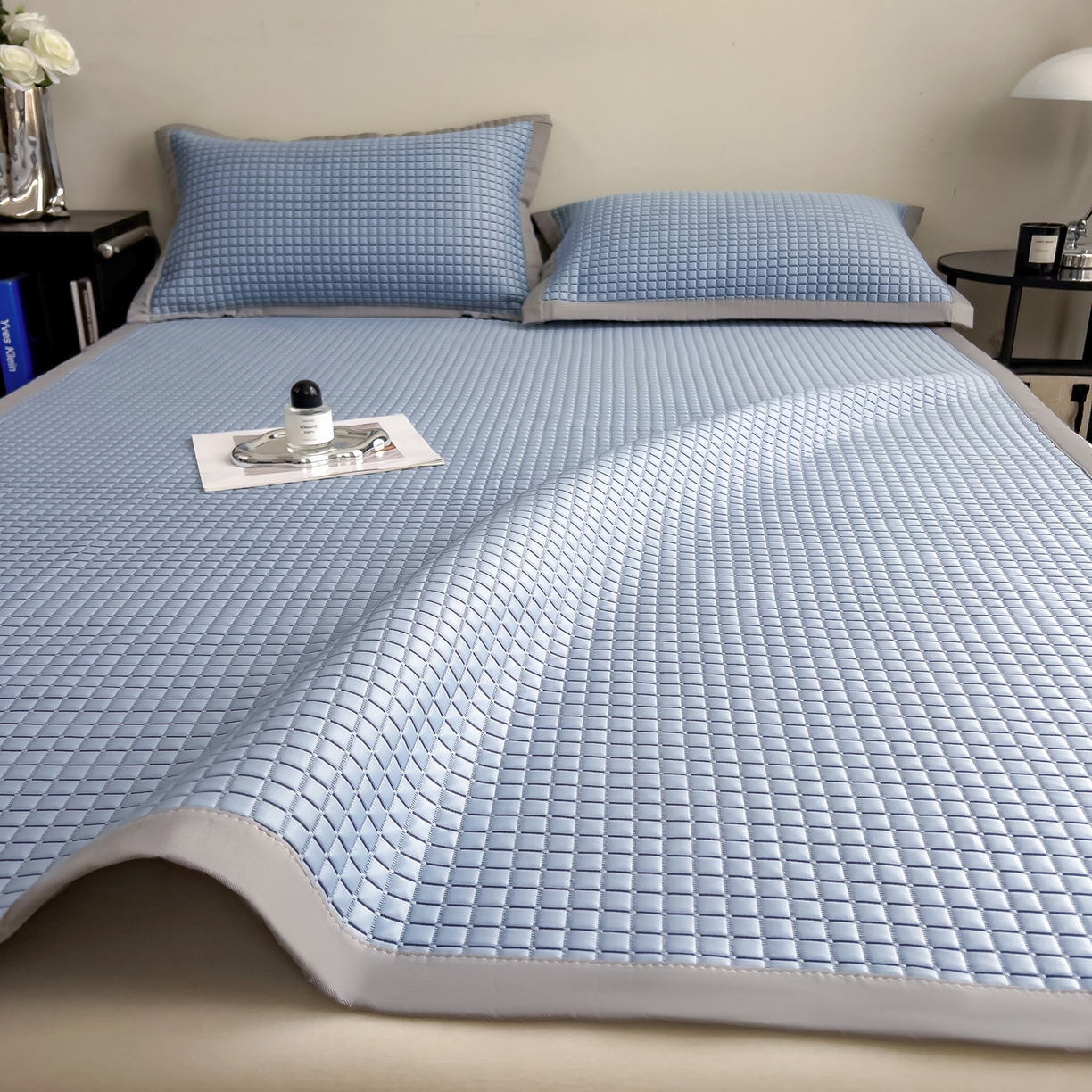 91家纺网 家纺一手货源 找家纺 摩妮卡 2026新款PE高分子凉感值过0.25格子豆豆软席三件套冰丝席-床席款 序格-浅蓝