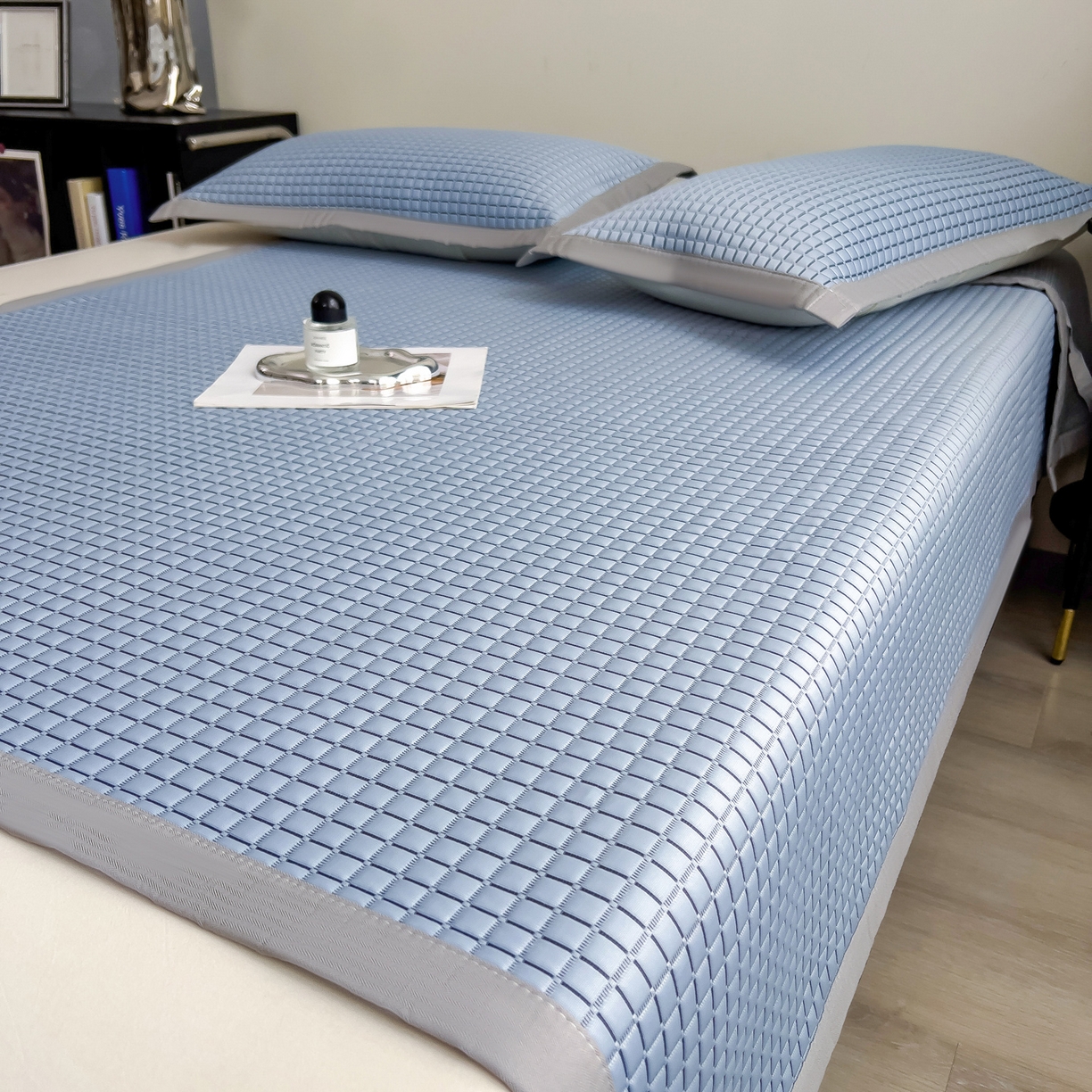 91家纺网 家纺一手货源 找家纺 摩妮卡 2026新款PE高分子凉感值过0.25格子豆豆软席三件套冰丝席-床席款 序格-浅蓝