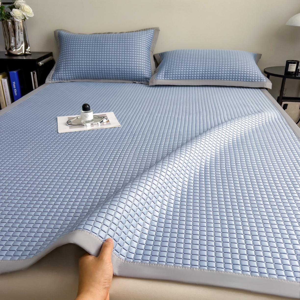 91家纺网 家纺一手货源 找家纺 摩妮卡 2026新款PE高分子凉感值过0.25格子豆豆软席三件套冰丝席-床席款 序格-浅蓝