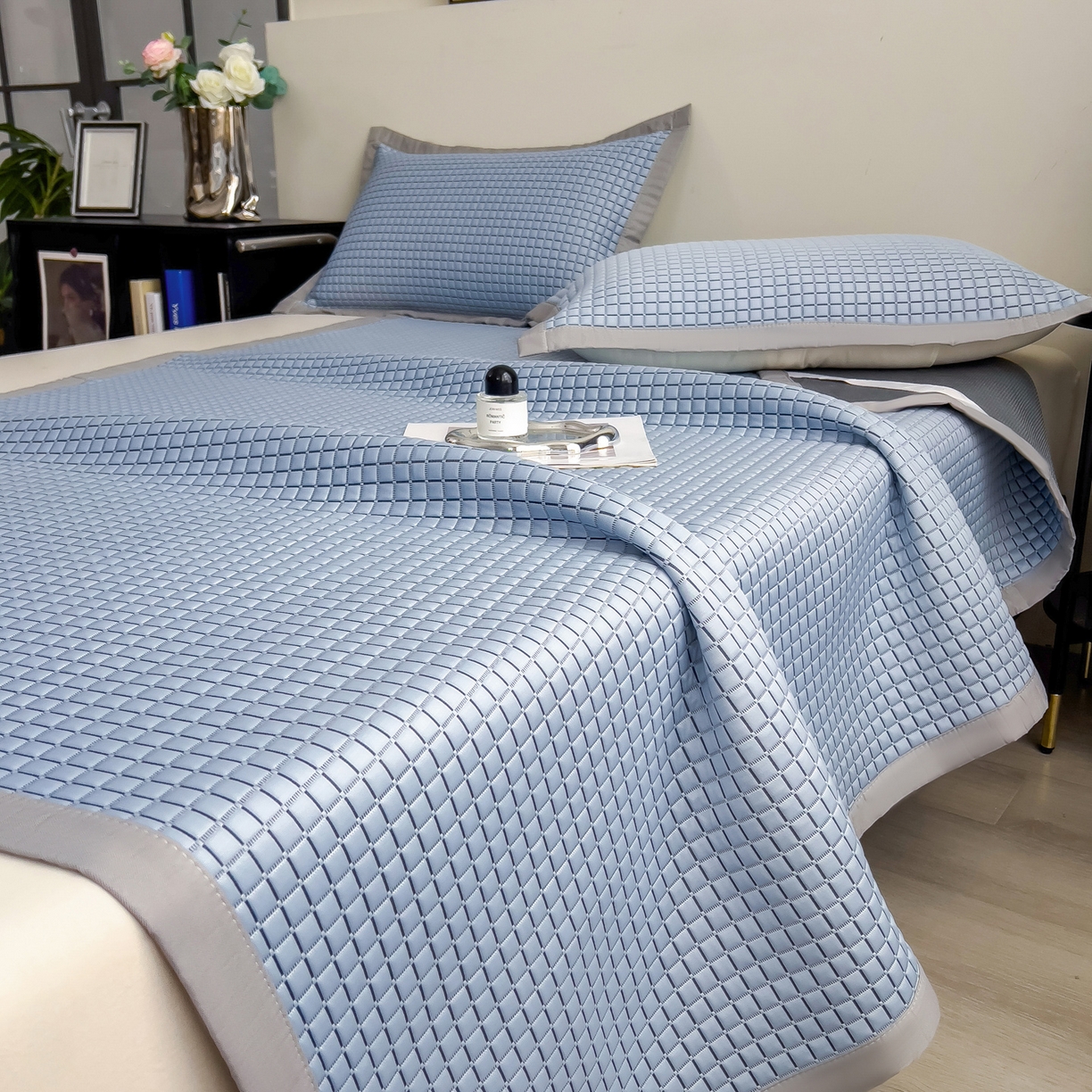 91家纺网 家纺一手货源 找家纺 摩妮卡 2026新款PE高分子凉感值过0.25格子豆豆软席三件套冰丝席-床席款 序格-浅蓝