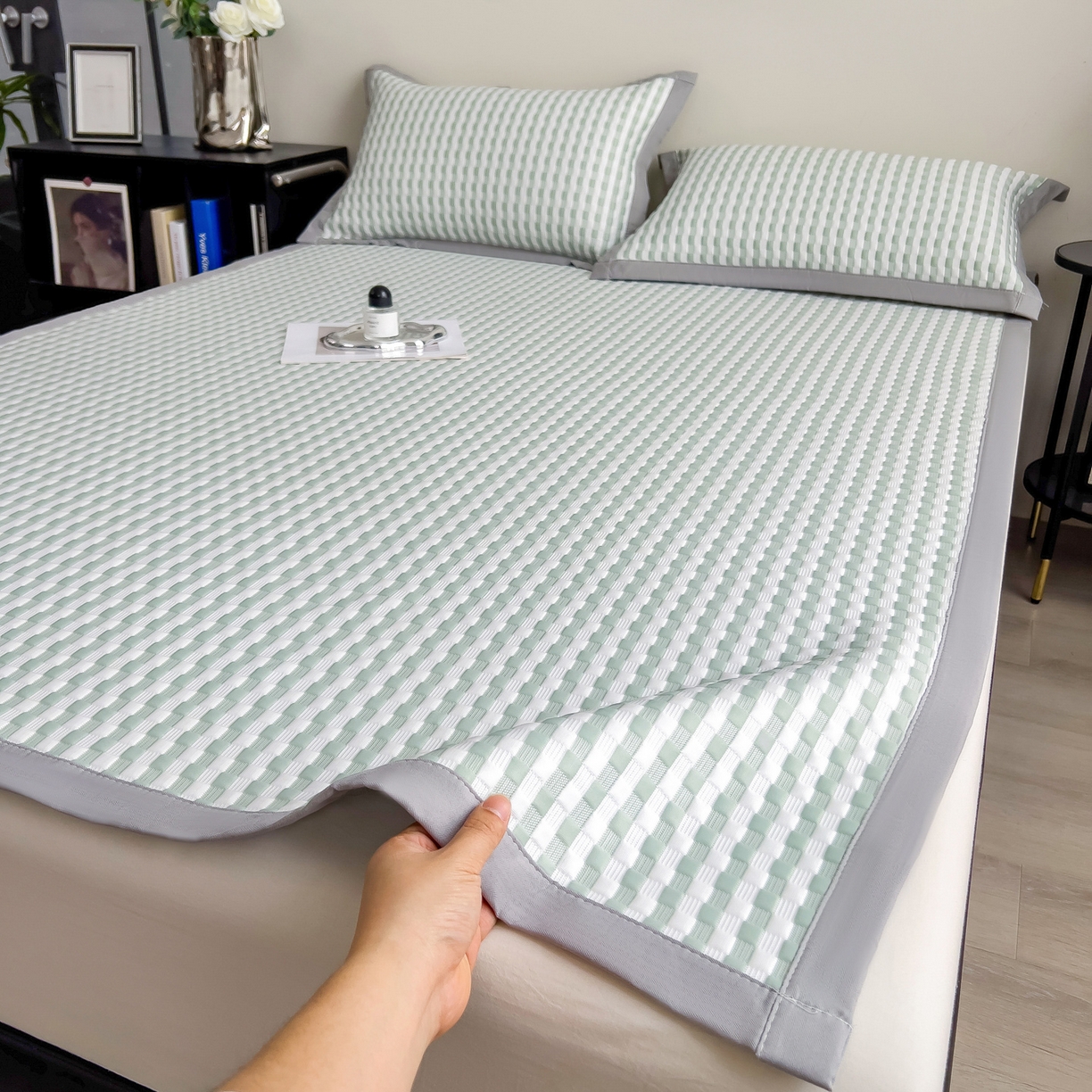 91家纺网 家纺一手货源 找家纺 摩妮卡 2026新款PE高分子凉感值过0.25格子豆豆软席三件套冰丝席-床席款 格韵-白绿