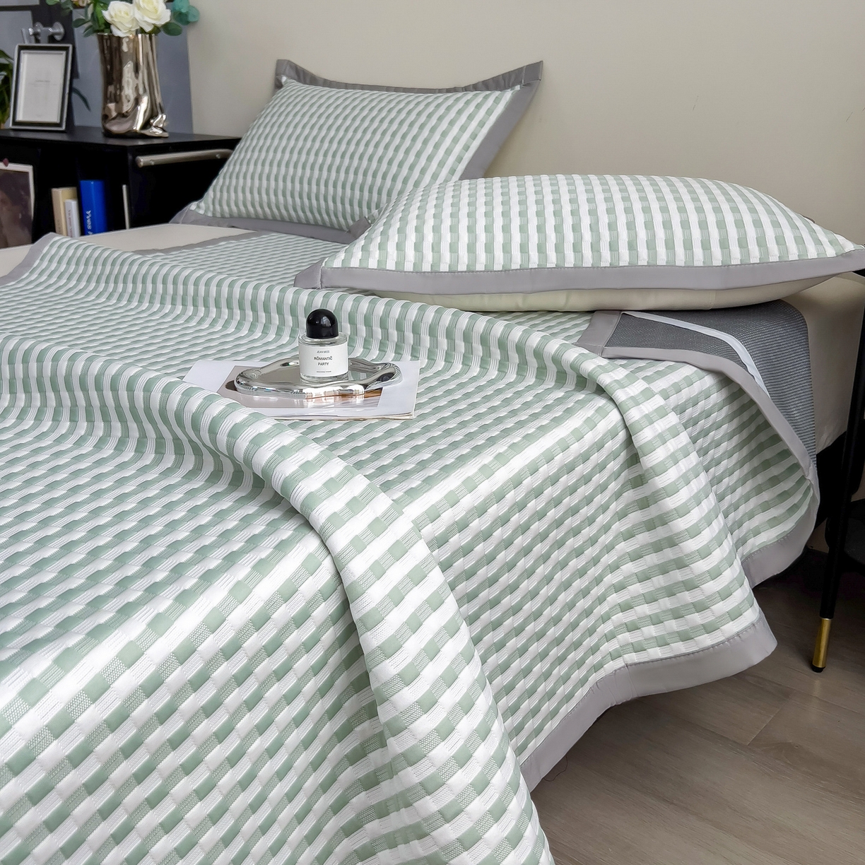 91家纺网 家纺一手货源 找家纺 摩妮卡 2026新款PE高分子凉感值过0.25格子豆豆软席三件套冰丝席-床席款 格韵-白绿