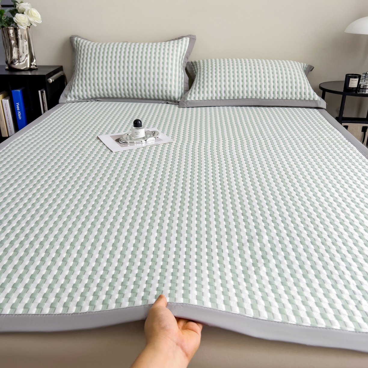 91家纺网 家纺一手货源 找家纺 摩妮卡 2026新款PE高分子凉感值过0.25格子豆豆软席三件套冰丝席-床席款 格韵-白绿