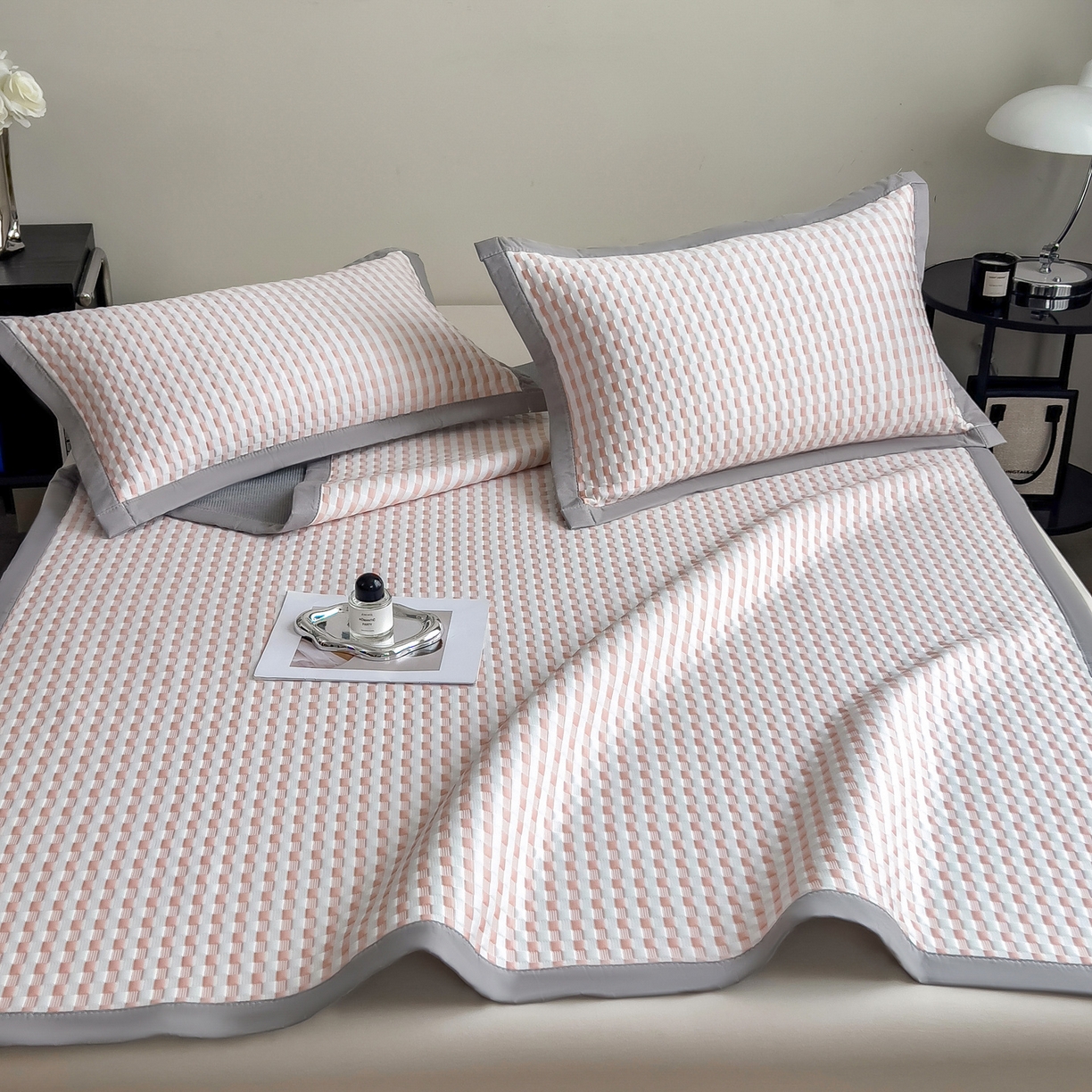 91家纺网 家纺一手货源 找家纺 摩妮卡 2026新款PE高分子凉感值过0.25格子豆豆软席三件套冰丝席-床席款 格韵-白粉