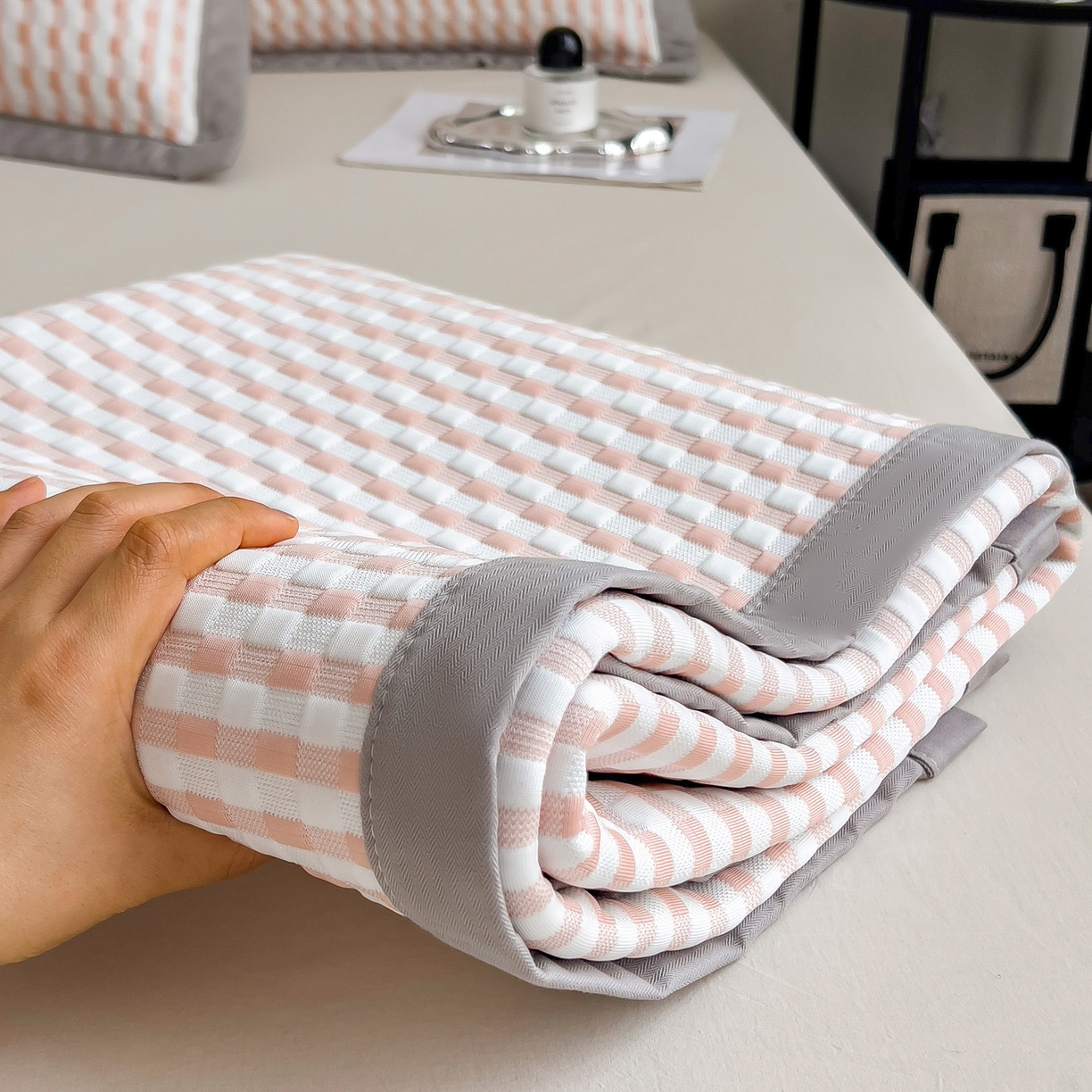 91家纺网 家纺一手货源 找家纺 摩妮卡 2026新款PE高分子凉感值过0.25格子豆豆软席三件套冰丝席-床席款 格韵-白粉