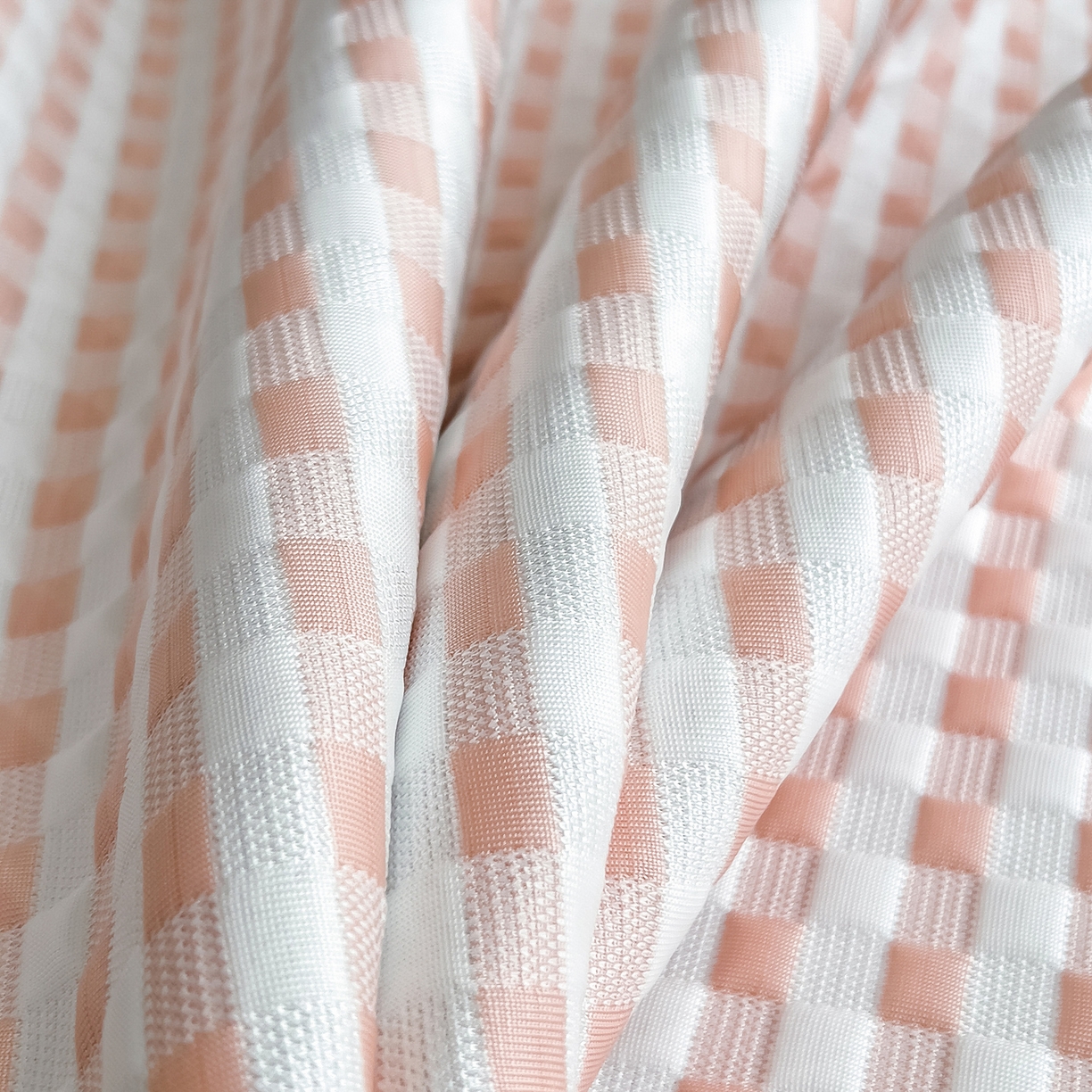 91家纺网 家纺一手货源 找家纺 摩妮卡 2026新款PE高分子凉感值过0.25格子豆豆软席三件套冰丝席-床席款 格韵-白粉