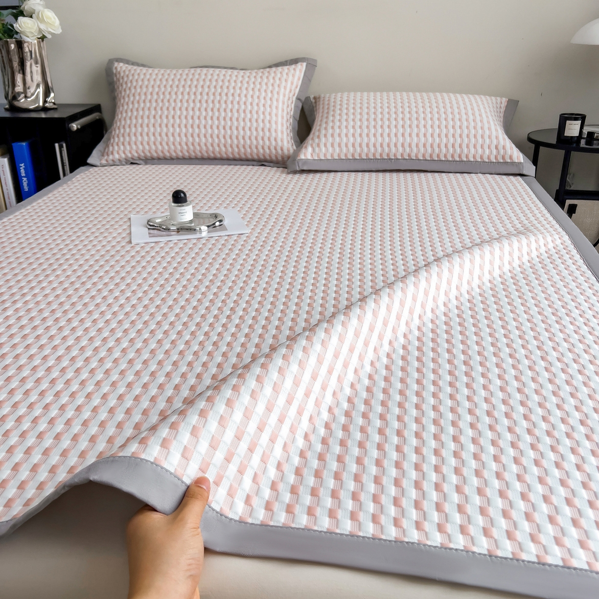 91家纺网 家纺一手货源 找家纺 摩妮卡 2026新款PE高分子凉感值过0.25格子豆豆软席三件套冰丝席-床席款 格韵-白粉