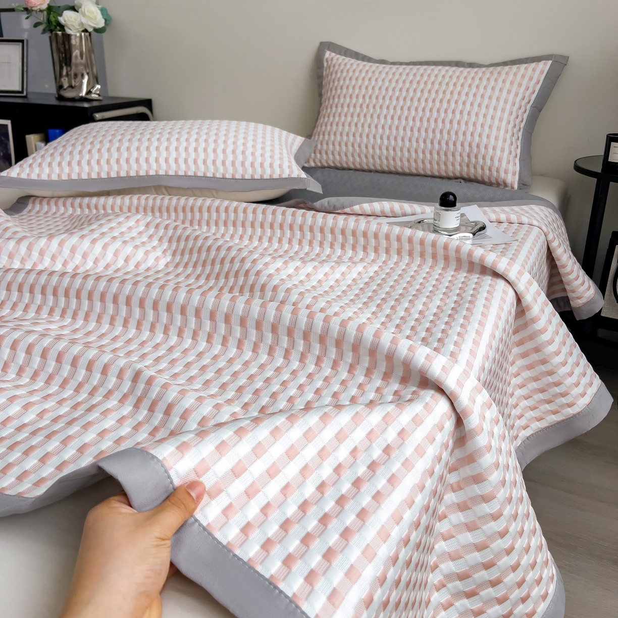 91家纺网 家纺一手货源 找家纺 摩妮卡 2026新款PE高分子凉感值过0.25格子豆豆软席三件套冰丝席-床席款 格韵-白粉