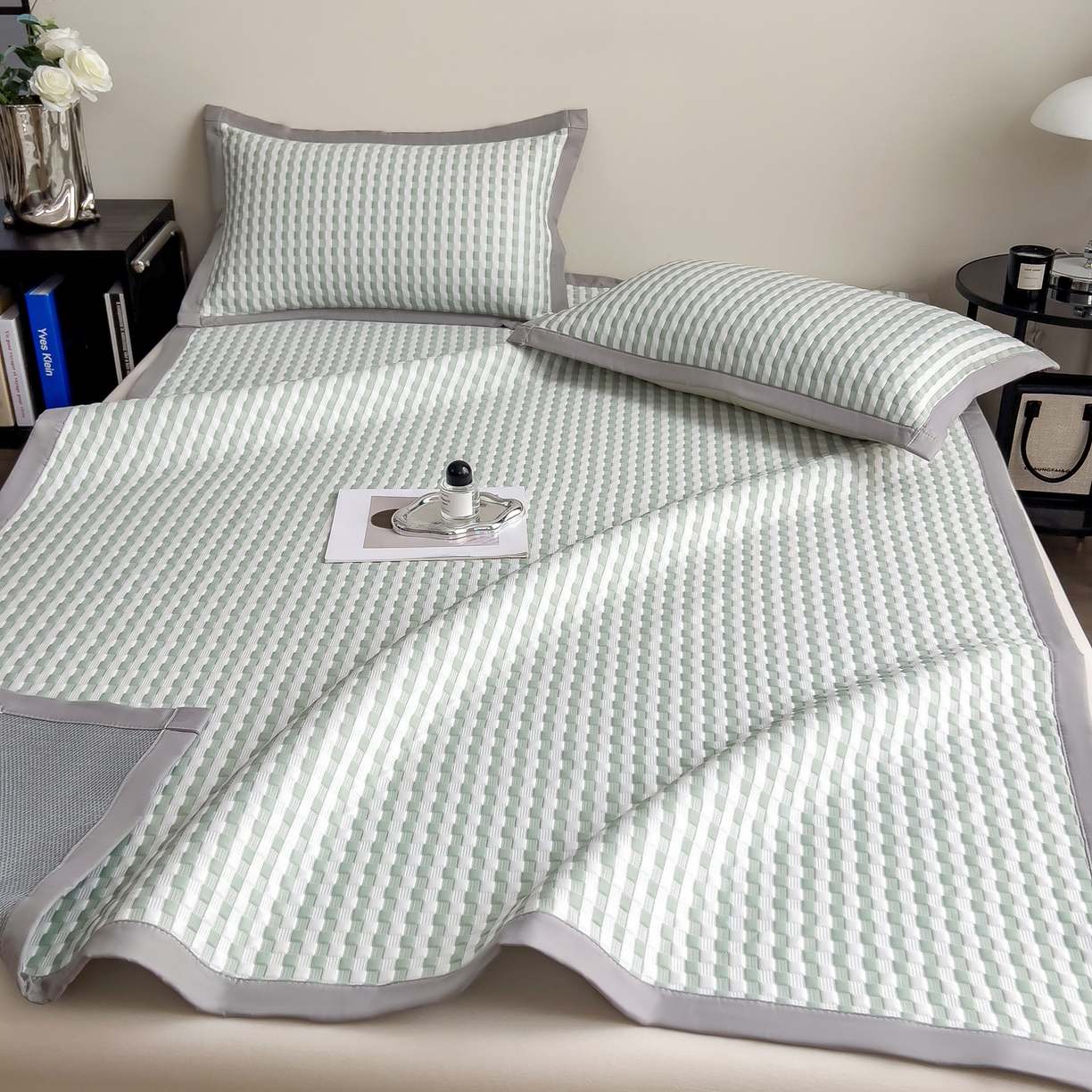 91家纺网 家纺一手货源 找家纺 摩妮卡 2026新款PE高分子凉感值过0.25格子豆豆软席三件套冰丝席-床席款 格韵-白绿