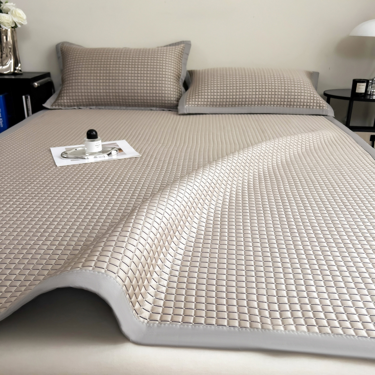 91家纺网 家纺一手货源 找家纺 摩妮卡 2026新款PE高分子凉感值过0.25格子豆豆软席三件套冰丝席-床席款 序格-摩卡