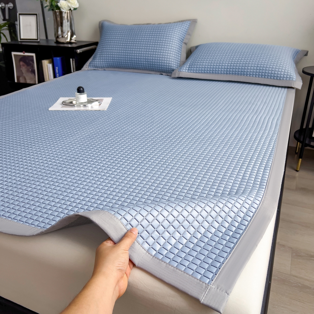 91家纺网 家纺一手货源 找家纺 摩妮卡 2026新款PE高分子凉感值过0.25格子豆豆软席三件套冰丝席-床席款 序格-浅蓝