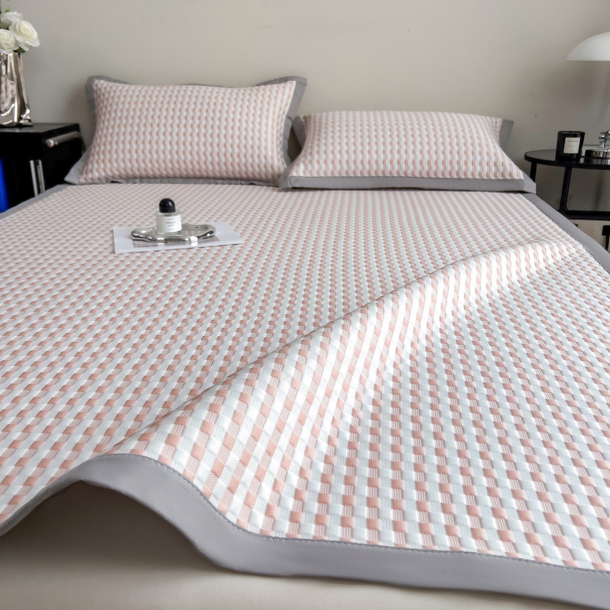 91家纺网 家纺一手货源 找家纺 摩妮卡 2026新款PE高分子凉感值过0.25格子豆豆软席三件套冰丝席-床席款 格韵-白粉