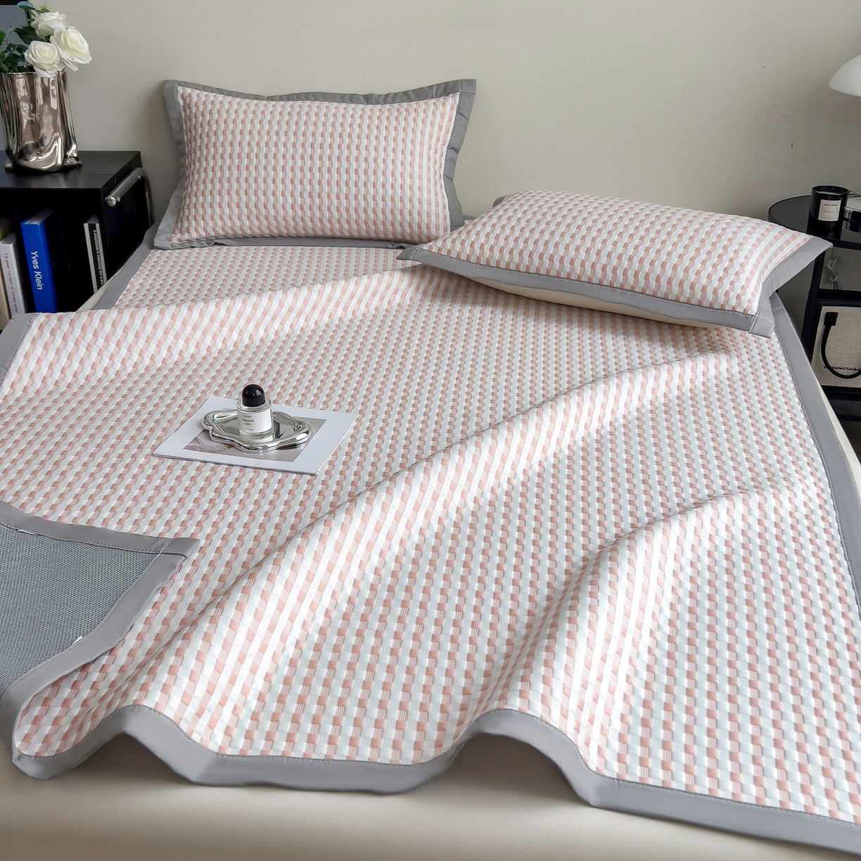 91家纺网 家纺一手货源 找家纺 摩妮卡 2026新款PE高分子凉感值过0.25格子豆豆软席三件套冰丝席-床席款 格韵-白粉