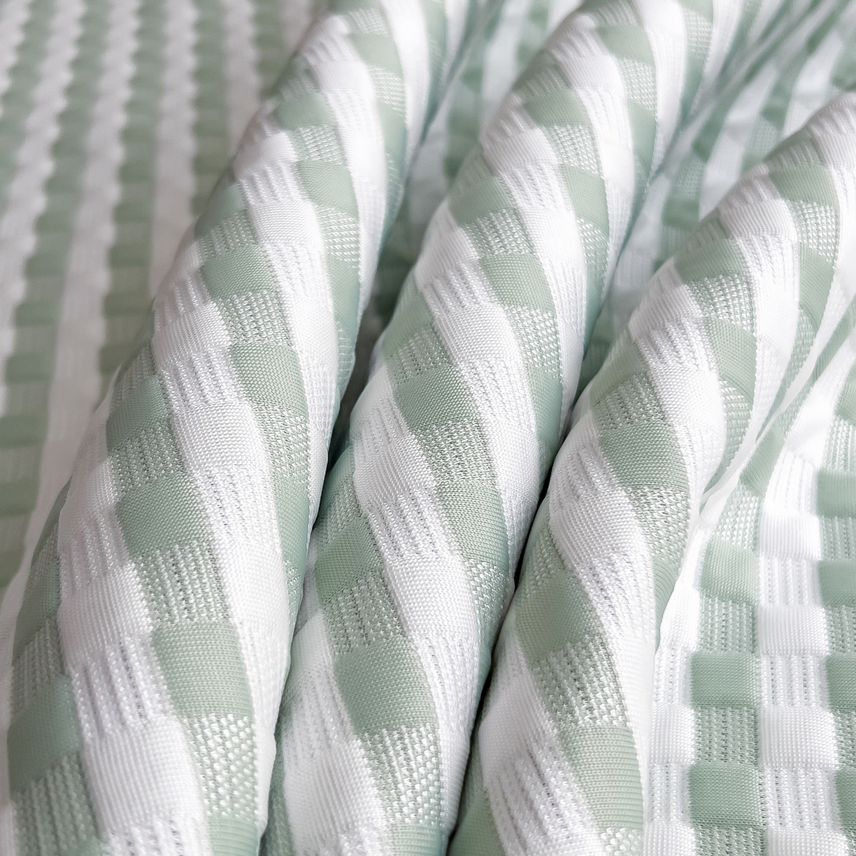 91家纺网 家纺一手货源 找家纺 摩妮卡 2026新款PE高分子凉感值过0.25格子豆豆软席三件套冰丝席-床席款 格韵-白绿