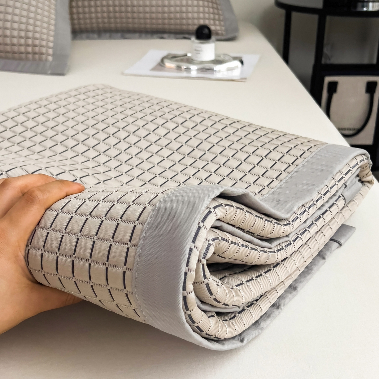 91家纺网 家纺一手货源 找家纺 摩妮卡 2026新款PE高分子凉感值过0.25格子豆豆软席三件套冰丝席-床席款 序格-摩卡