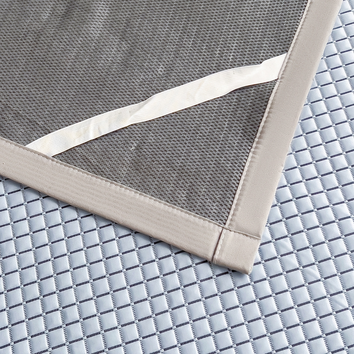 91家纺网 家纺一手货源 找家纺 摩妮卡 2026新款PE高分子凉感值过0.25格子豆豆软席三件套冰丝席-床席款 序格-浅蓝