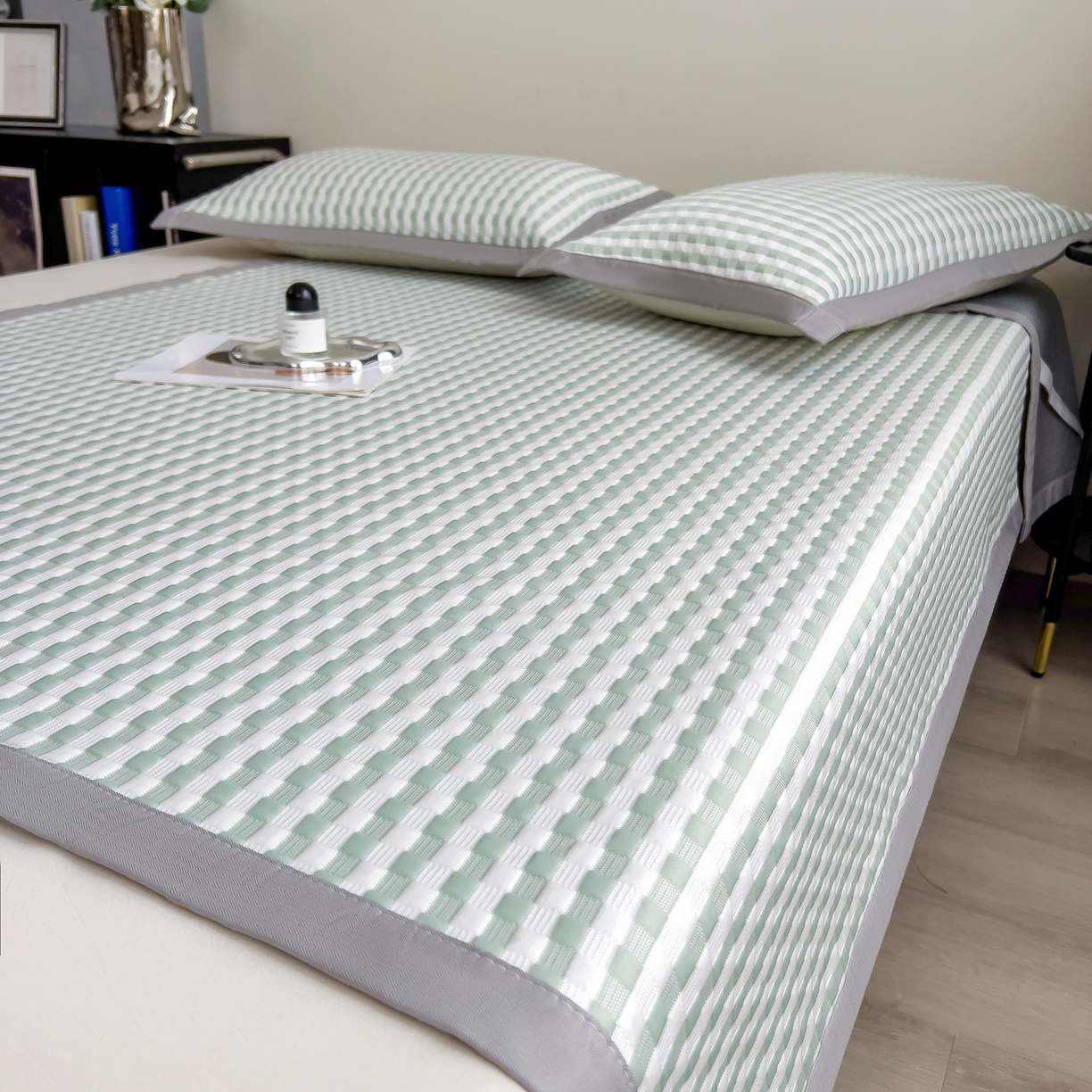 91家纺网 家纺一手货源 找家纺 摩妮卡 2026新款PE高分子凉感值过0.25格子豆豆软席三件套冰丝席-床席款 格韵-白绿