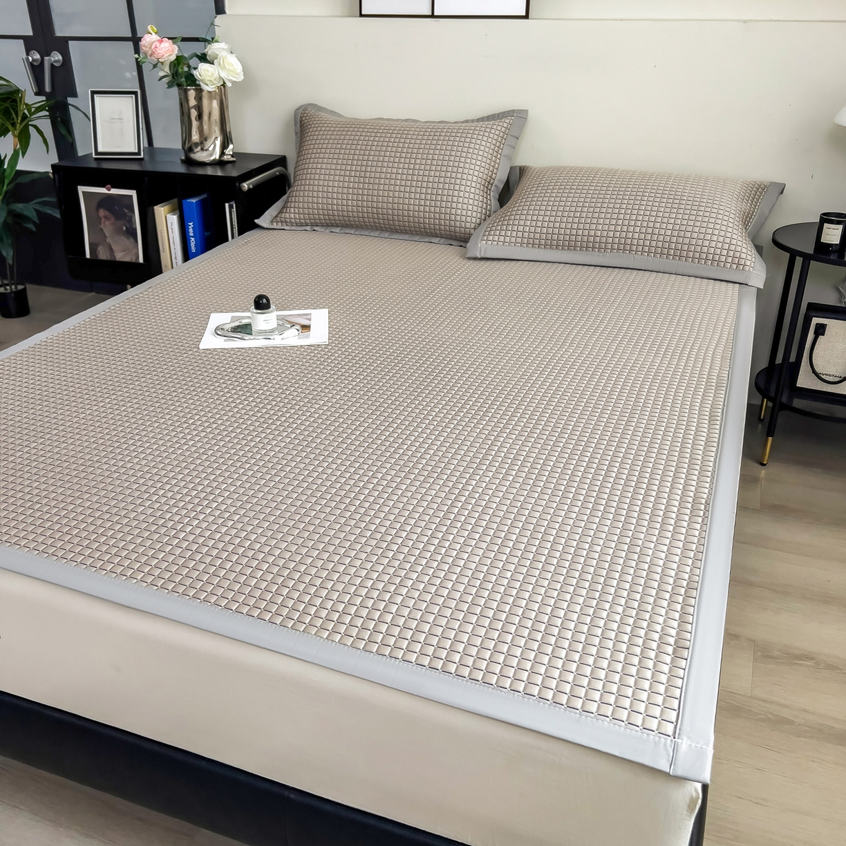 91家纺网 家纺一手货源 找家纺 摩妮卡 2026新款PE高分子凉感值过0.25格子豆豆软席三件套冰丝席-床席款 序格-摩卡