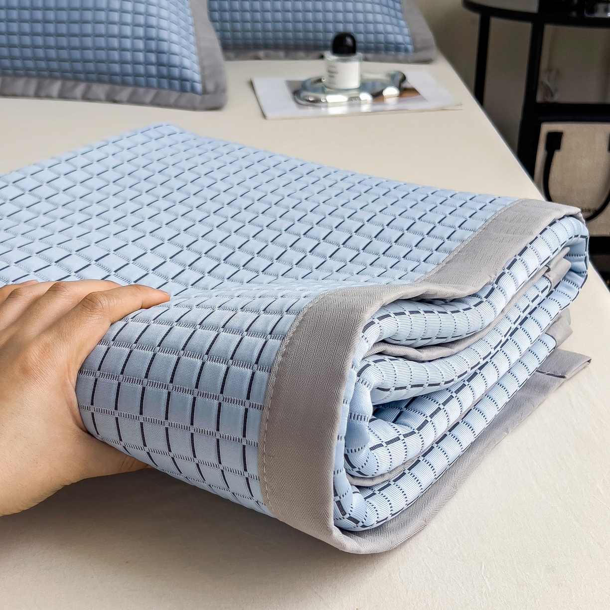 91家纺网 家纺一手货源 找家纺 摩妮卡 2026新款PE高分子凉感值过0.25格子豆豆软席三件套冰丝席-床席款 序格-浅蓝