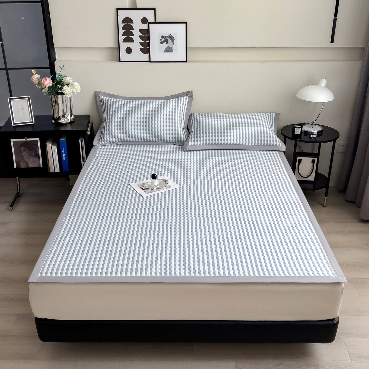 91家纺网 家纺一手货源 找家纺 摩妮卡 2026新款PE高分子凉感值过0.25格子豆豆软席三件套冰丝席-床席款 格韵-白蓝