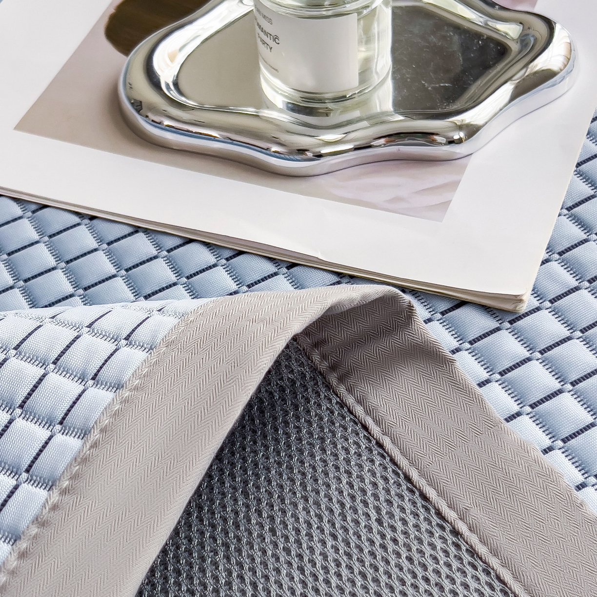 91家纺网 家纺一手货源 找家纺 摩妮卡 2026新款PE高分子凉感值过0.25格子豆豆软席三件套冰丝席-床席款 序格-浅蓝