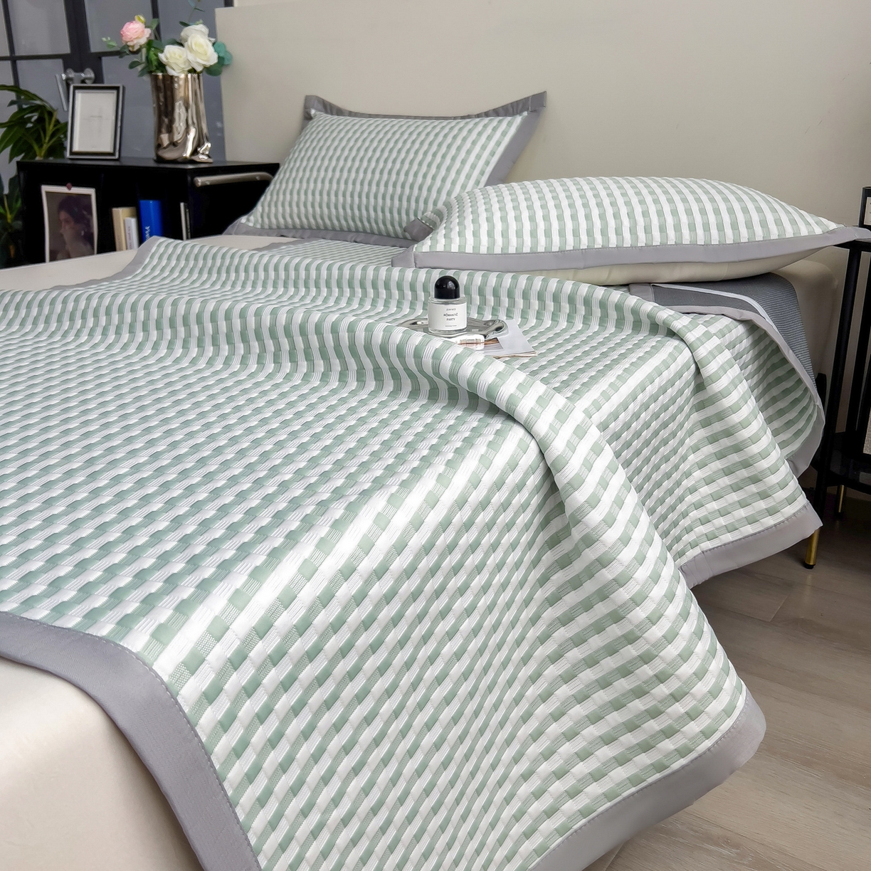 91家纺网 家纺一手货源 找家纺 摩妮卡 2026新款PE高分子凉感值过0.25格子豆豆软席三件套冰丝席-床席款 格韵-白绿